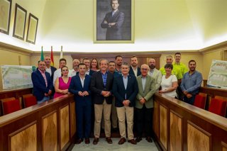 Archivo - El consejero de la Presidencia, Interior, Diálogo Social y Simplificación Administrativa, Antonio Sanz, y el alcalde de Andújar, Francisco Carmona Limón presiden la foto de familia tras la firma del convenio.