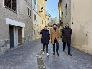 El presidente de la DPH, Isaac Claver, en el centro, durante su visita a la localidad de Azanuy.