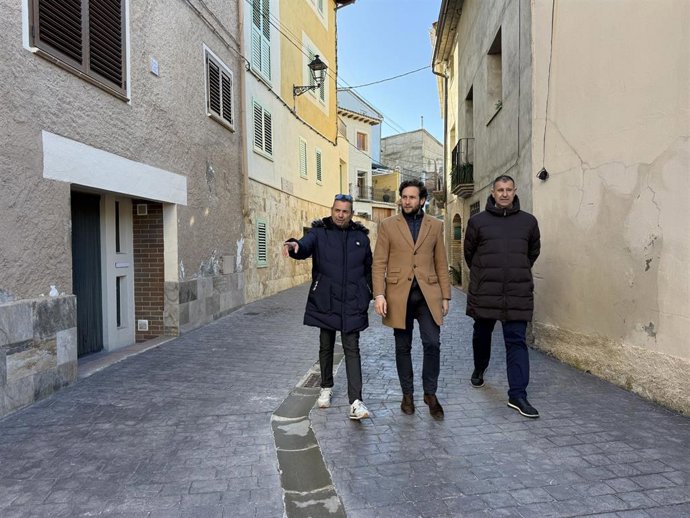 El presidente de la DPH, Isaac Claver, en el centro, durante su visita a la localidad de Azanuy.