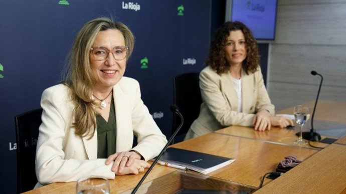 La consejera de Economía, Innovación, Empresa y Trabajo Autónomo, Belinda León, y la presidenta del Club de Marketing de La Rioja, Paula Zúñiga, presentan las acciones incluidas en el nuevo convenio suscrito entre ambas entidades