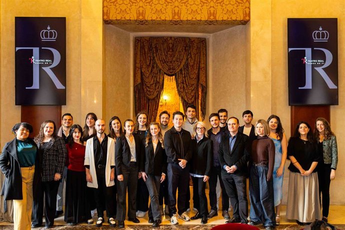 Los 18 participantes del programa 'Crescendo' en el Teatro Real