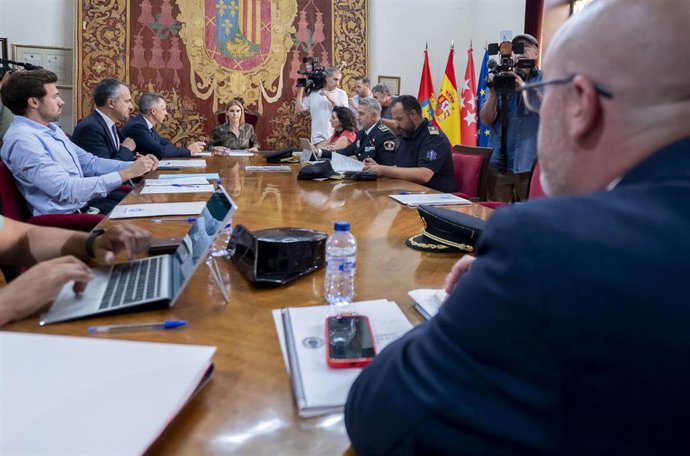 Archivo - Imagen de archivo del delegado del Gobierno en Madrid, Francisco Martín, frente a la alcaldesa de Alcalá de Henares, Judith Piquet, durante la Junta Local de Seguridad de Alcalá en julio de 2025