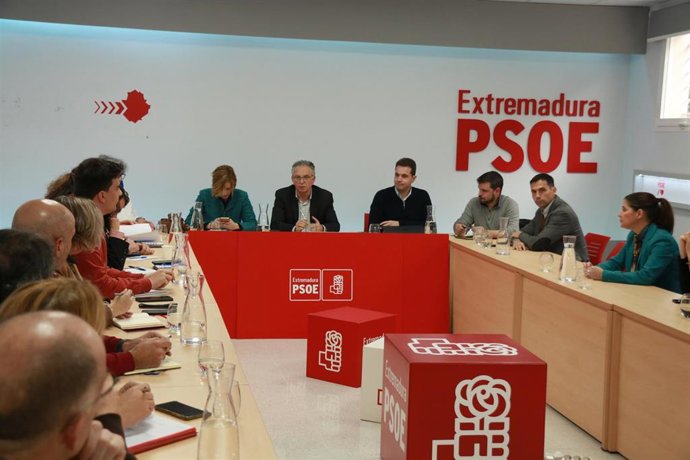 Archivo - Reunión de la Comisión Gestora del PSOE de Extremadura, en una foto de archivo