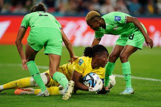 Archivo - 07 August 2023, Australia, Brisbane: Nigeria goalkeeper Chiamaka Nnadozie saves her net during the FIFA Women's World Cup 2023 Round of 16 soccer match between England and Nigeria at Brisbane Rectangular Stadium. Photo: Zac Goodwin/PA Wire/dpa