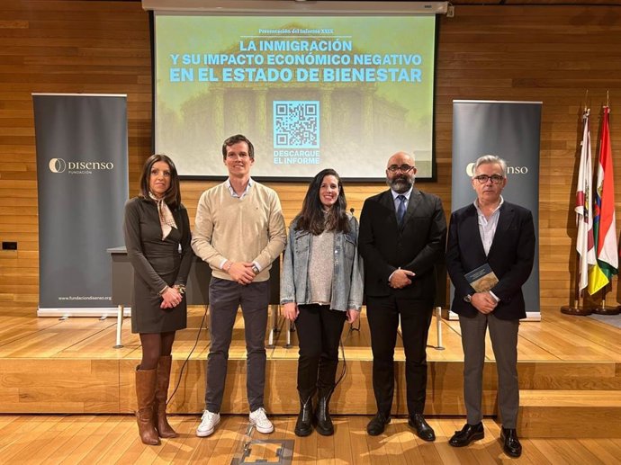 La diputada de VOX al Congreso por Almería y portavoz nacional de Emergencia Demográfica y Políticas Sociales, Rocío de Meer, junto a altos cargos de la formación en La Rioja en un acto en Logroño