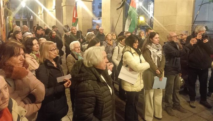 Acampada por Palestina ha celebrado un acto en la Plaza del Mercado para reconocer la resistencia de las mujeres de Palestina y mostrarles su apoyo