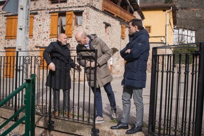 El consejero de Política Local, Infraestructuras y Lucha contra la Despoblación, Daniel Osés, junto al director general de Política Local y Lucha contra la Despoblación, Óscar León, visita una actuación de mejora en Tobía
