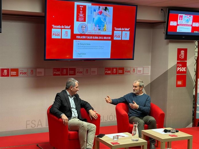 El director del Centro de Coordinación de Alertas y Emergencias Sanitarias del Ministerio de Sanidad, Fernando Simón, en un encuentro de la Escuela de Salud del PSOE de Gijón con el periodista Ángel Fabián.