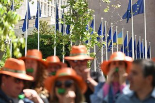 Archivo - Varias personas durante una concentración de agricultores convocada por la Unión de Pequeños Agricultores y Ganaderos (UPA), frente a la sede de la Unión Europea en Madrid, a 20 de mayo de 2025, en Madrid (España). La Unión de Pequeños Agriculto