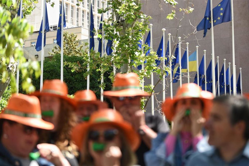 Archivo - Varias personas durante una concentración de agricultores convocada por la Unión de Pequeños Agricultores y Ganaderos (UPA), frente a la sede de la Unión Europea en Madrid, a 20 de mayo de 2025, en Madrid (España). La Unión de Pequeños Agricul