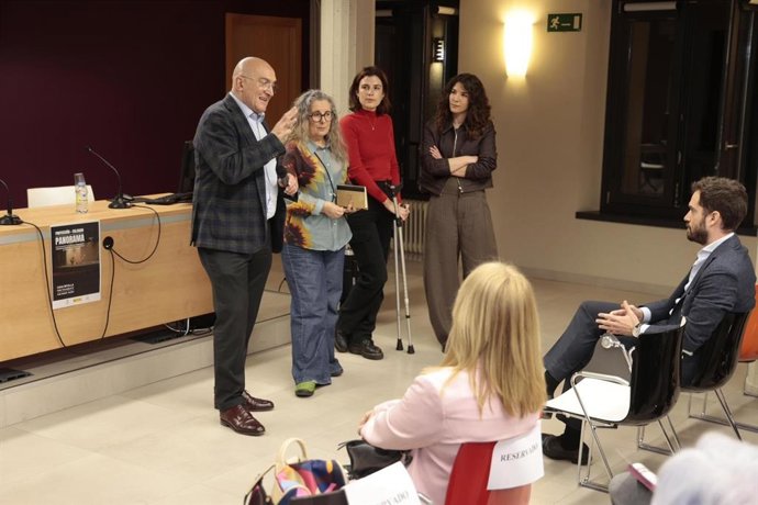 El alcalde de Valladolid, Jesús Julio Carnero, participa en la proyección del cortometraje 'Panorama', dirigido por la cineasta vallisoletana Margo García