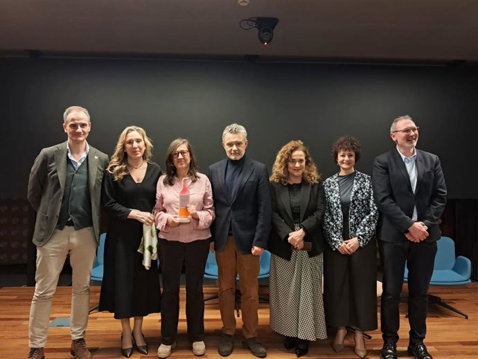 La investigadora, Ana Rosa Gutiérrez, recibe el premio 'Mujeres del Rioja 2026'