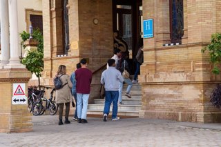 Turistas accede a un céntrico hotel de cinco estrellas en la ciudad, en foto de recurso.
