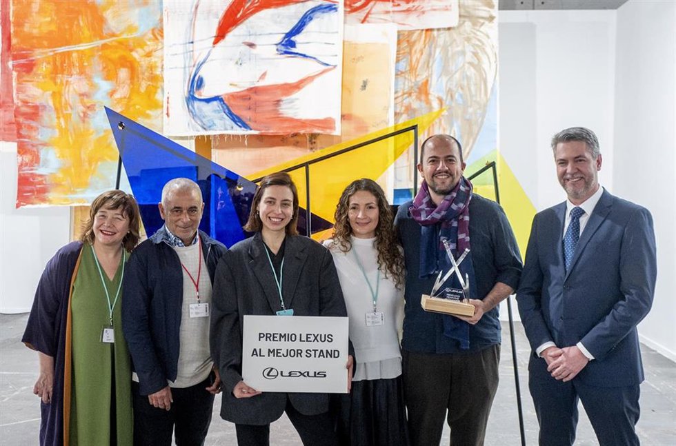 Foto de familia durante la entrega del Premio Lexus al mejor estand de ARCO 2026 a Proyectos Ultravioleta, a 5 de marzo de 2026, en Madrid (España).