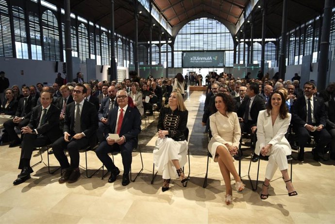 La presidenta de la Junta de Extremadura en funciones, María Guardiola (c), y el ministro de Economía, Comercio y Empresa, Carlos Cuerpo (2i), durante el nombramiento como alumni honorífico de la Universidad de Extremadura