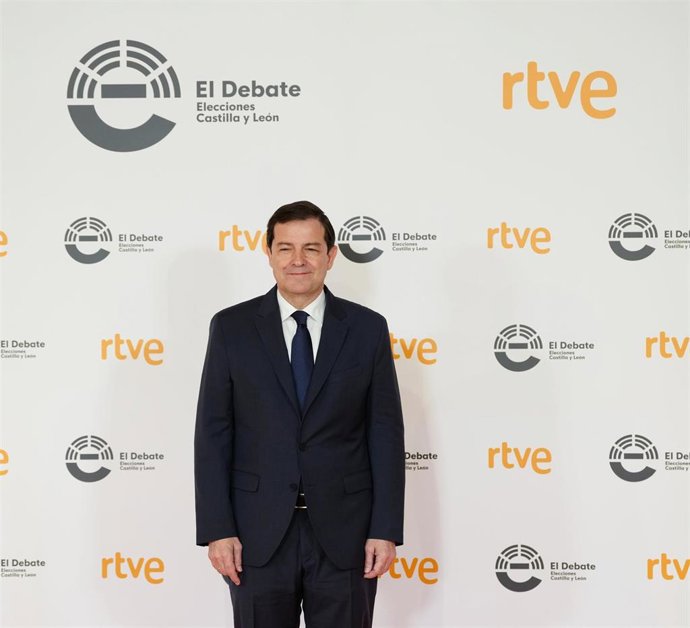 El candidato del PP, Alfonso Fernández Mañueco, en el primer debate electortal