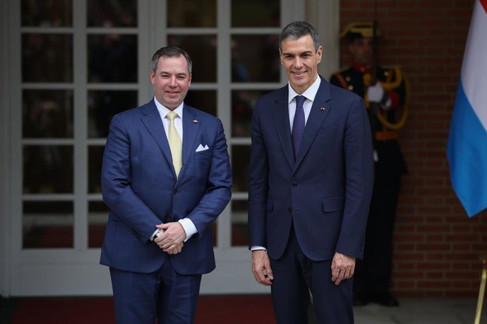 El presidente del Gobierno, Pedro Sánchez (d), recibe al Gran Duque Guillermo V (i), en el Palacio de la Moncloa.