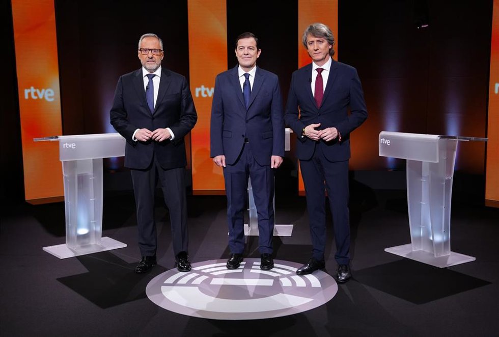 El candidato de Vox a la Presidencia de la Junta, Carlos Pollán; el candidato del PP, Alfonso Fernández Mañueco, y el candidato del PSOE Carlos Martínez, posan antes del primer debate de las elecciones autonómicas