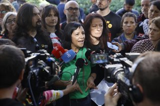 Archivo - La portavoz de Ustec, Iolanda Segura, ofrece declaraciones a los medios antes del inicio de la manifestación de sindicatos educativos Ustec·Stes, Aspepc, CC.OO., CGT y UGT, a 15 de noviembre de 2025