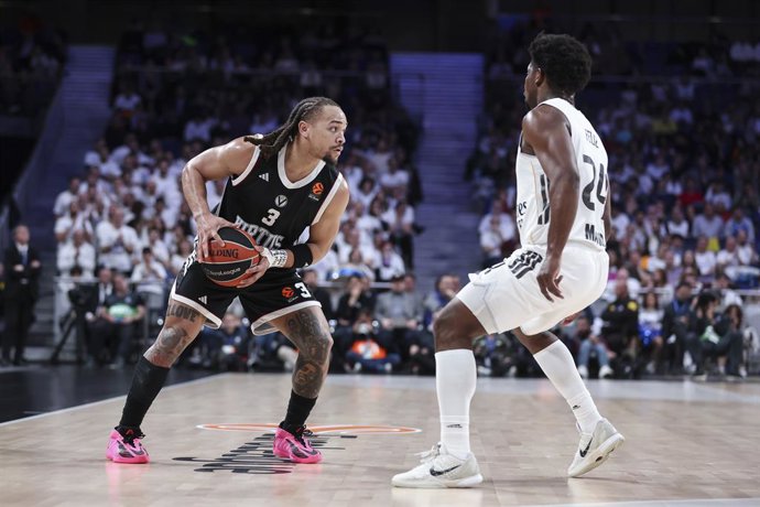 Carsen Edwards, do Virtus Bologna, e Andrés Feliz, do Real Madrid, em ação durante a partida da 30ª rodada da temporada regular da EuroLeague entre o Real Madrid e o Virtus Bologna, na Movistar Arena, em 5 de março de 2026, em Madri, Espanha.