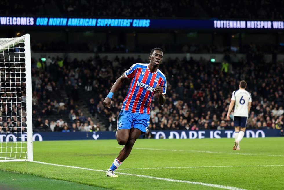 Ismala Sarr celebra un gol anotado al Tottenham.