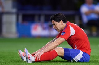 Archivo - Chile.- Víctor Dávila sufrió grave lesión en el América y abandonó en camilla llorando