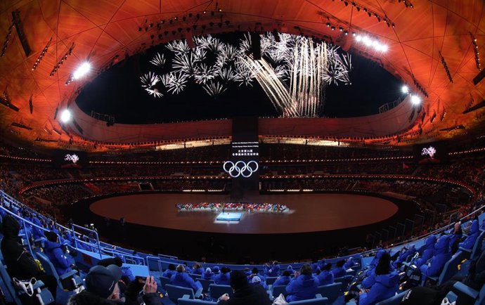 Archivo - BEIJING, Dec. 29, 2022  -- Fireworks light up the sky during the opening ceremony of the Beijing 2022 Olympic Winter Games at the National Stadium in Beijing, capital of China, Feb. 4, 2022.   Top 10 China news stories of 2022   1. Beijing 2022 