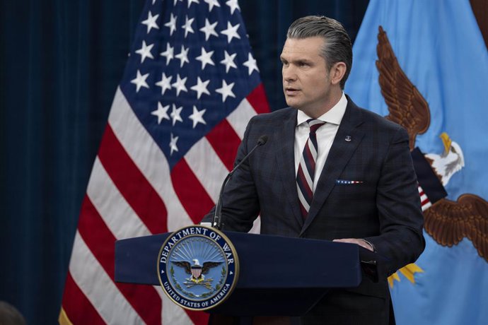 4 de março de 2026, Washington, D.C., Estados Unidos da América: O secretário de Defesa dos EUA, Pete Hegseth, ouve uma pergunta durante uma coletiva de imprensa para discutir a Operação Epic Fury no Pentágono, em 4 de março de 2026, em Washington, D.C.