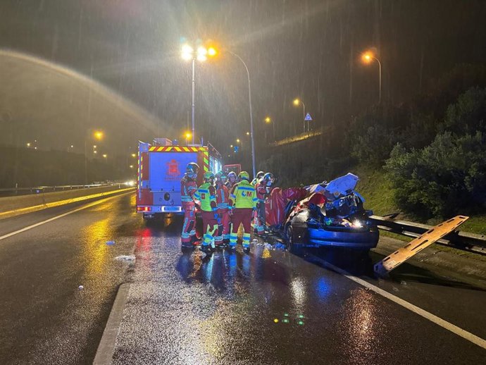 Bomberos y personal de Emergencias de la Comunidad de Madrid desplegados en el lugar de un accidente de tráfico con una víctima mortal en Fuenlabrada