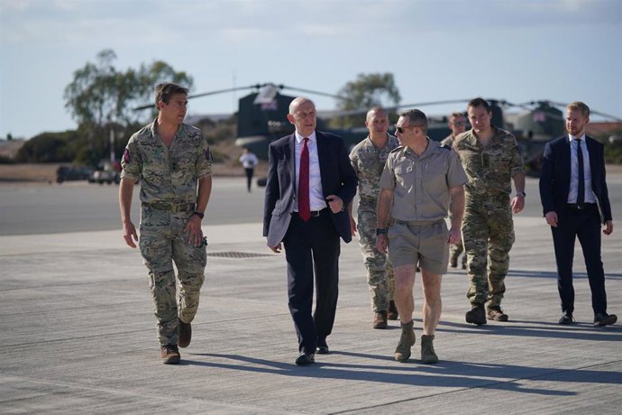 Archivo - El ministro de Defensa de Reino Unido, John Healey, en una visita a la base de la Fuerza Aérea británica de Akrotiri, en Chipre