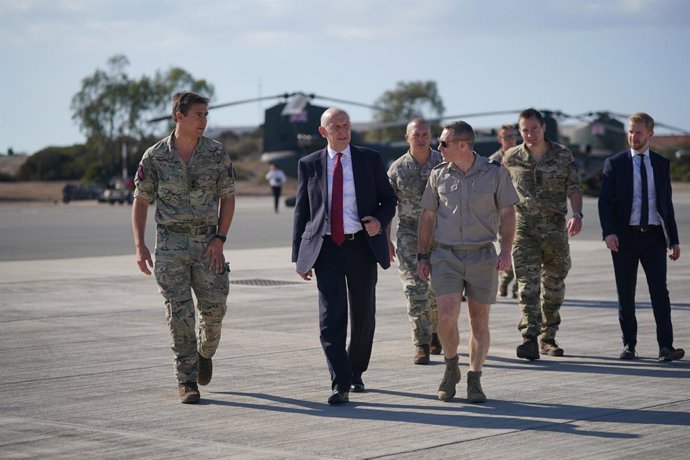 Archivo - 02 October 2024, Cyprus, Nicosia: British Defence Secretary John Healey (C) visits RAF Akrotiri, during a visit to Cyprus to meet troops as the Government steps up efforts for a potential evacuation of Lebanon with the Middle East teetering on t