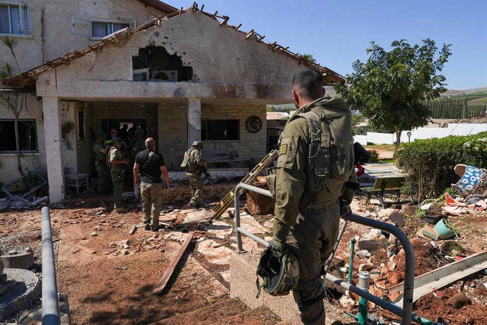 Agentes de seguridad de Israel inspeccionan una vivienda dañada por ataques de Hezbolá en el norte del país