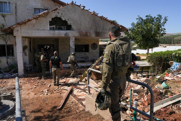 JERUSALÉM, 3 de março de 2026 — Agentes de segurança israelenses atuam em uma casa afetada durante ataques em Moshav Kfar Yuval, no norte de Israel, perto da fronteira com o sul do Líbano, em 3 de março de 2026. O Hezbollah informou na terça-feira que lan