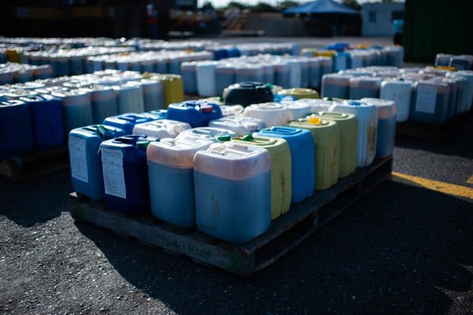 Archivo - Bidones con una mezcla con cocaína incautados por las autoridades colombianas