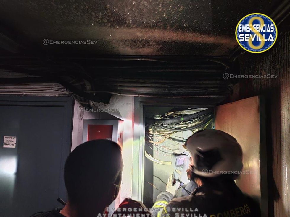 Incendio en un cuarto de contadores de un bloque de viviendas del barrio sevillano de Los Remedios