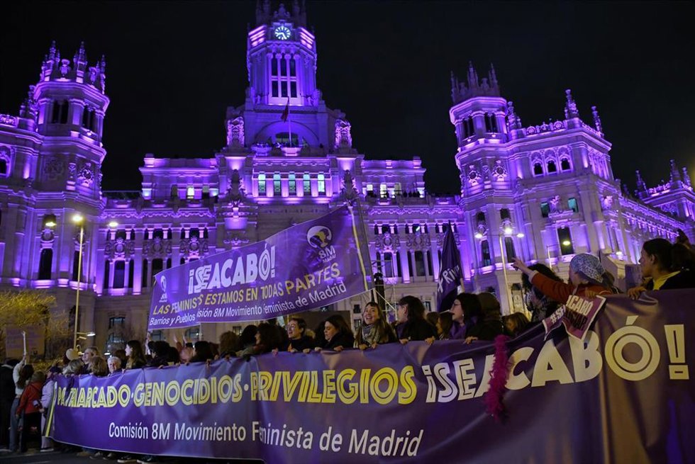 Archivo - Decenas de personas sostienen una pancarta durante la manifestación convocada por la Comisión 8M por el Día Internacional de la Mujer, a 8 de marzo de 2024