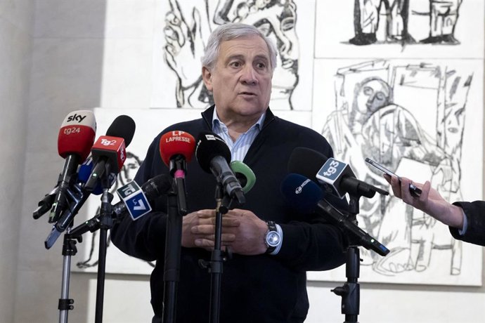 1º de março de 2026, Roma, Itália: O ministro das Relações Exteriores, Antonio Tajani, durante coletiva de imprensa no Ministério das Relações Exteriores, anuncia a criação de uma Força-Tarefa do Golfo e responde a perguntas sobre a situação no Irã e no O