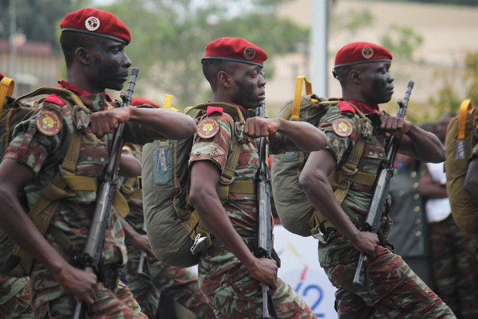 Archivo - COTONOU, Aug. 1, 2022  -- Beninese soldiers parade during celebrations marking the 62nd anniversary of Benin's independence in Cotonou, Benin, on Aug. 1, 2022.