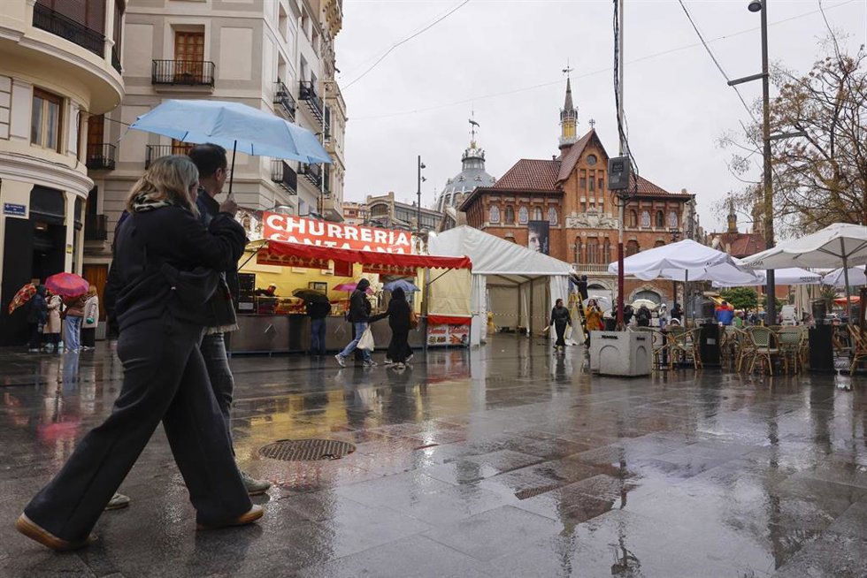 Operarios instalan carpas bajo la lluvia durante el montaje de las Fallas 2026, a 5 de marzo de 2026, en Valencia, Comunidad Valenciana (España).La quinta masclet del calendario oficial de las Fallas de Valncia 2026 no ha llegado a escucharse este jue