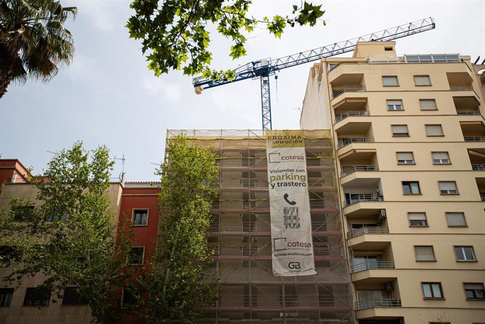 Archivo - Un cartel de viviendas en venta.