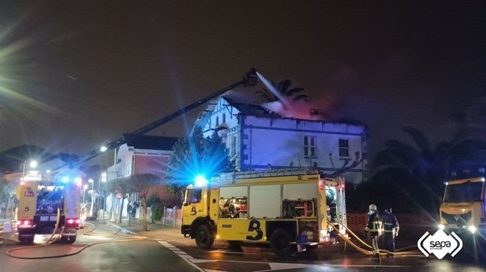 Incendio de una escuela de surf en Salinas (Castrillón)