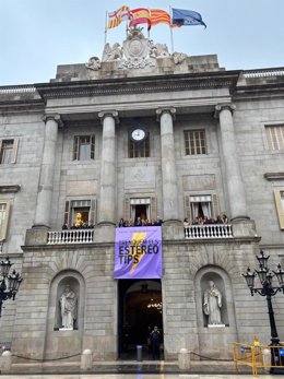El Ayuntamiento de Barcelona despliega una lona por el 8M en su fachada