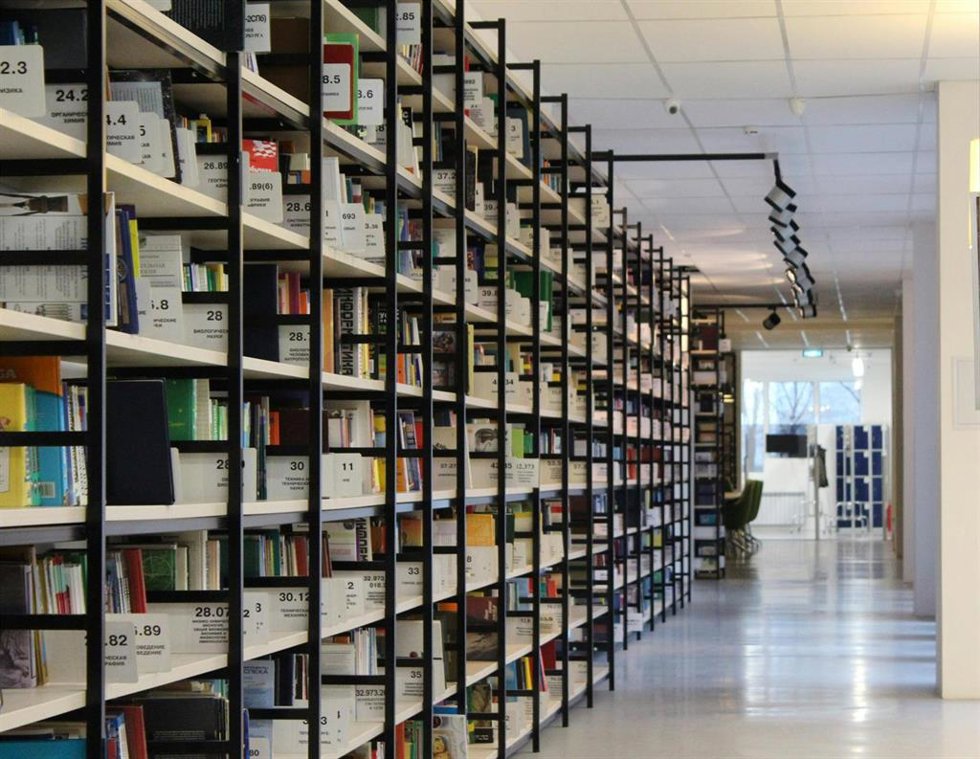 Una biblioteca.