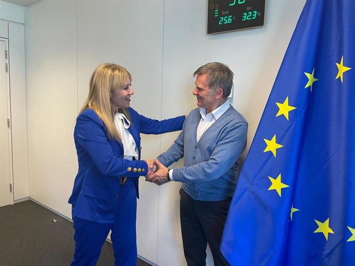 La consejera de Economía, Hacienda, Fondos Europeos y Diálogo Social y portavoz del Gobierno andaluz, Carolina España,  junto al director de la DG Regio, Nicola de Michelis.