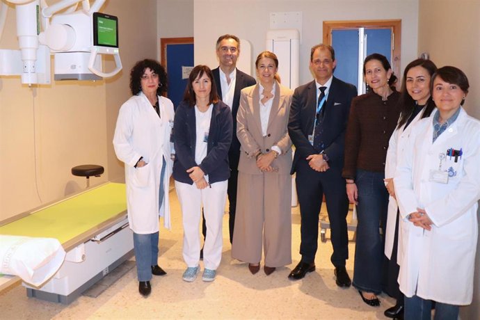 Responsables del servicio de Radiología con la delegada de Sanidad y el director gerente del Hospital San Juan de Dios del Aljarafe, junto al nuevo mamógrafo.
