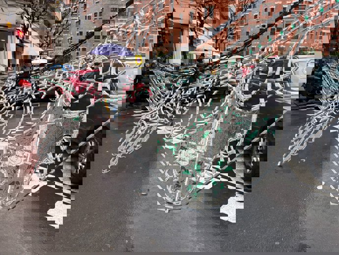 Cae parte de la ilumunación de una falla en València