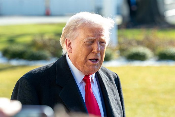 Archivo - 13 January 2026, US, Washington: US President Donald Trump speaks to reporters as he departs the White House heading to Detroit to speak about the economy. Photo: Andrew Leyden/ZUMA Press Wire/dpa