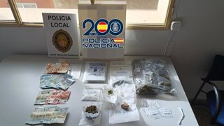 Droga decomisada en la entrada y registro del domicilio