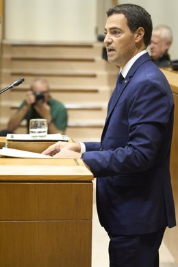 Archivo - El lehendakari, Imanol Pradales, interviene durante un pleno en el Parlamento Vasco