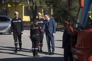 Archivo - Arxiu- El president del Govern, Pedro Sánchez (1d), visita les unitats de l'Exèrcit que col·laboren en l'ajuda i reconstrucció de la DANA en la Caserna General Terrestre d'Alta Disponibilitat de Bétera (CGTAD), a 23 de gener del 2025, a Bétera.
